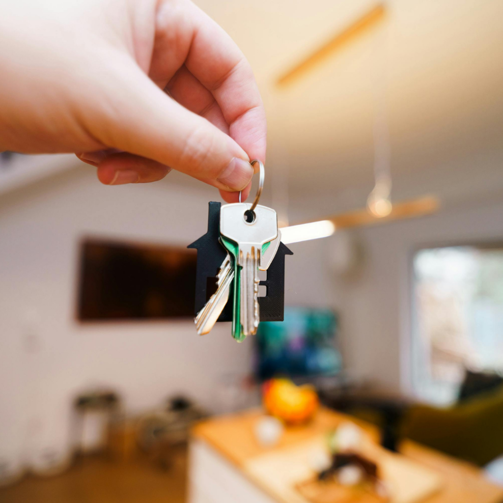 Entrega de llaves de una vivienda de alquiler vacacional en Tenerife asegurada con Caser